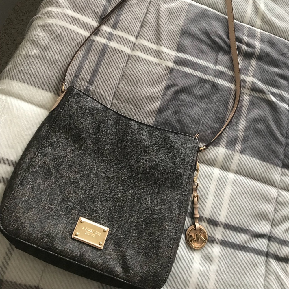 New without tags Michael Kors cross body purse.